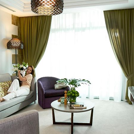 Fraser Place Robertson Walk Singapur Exterior foto A living room in a hotel suite