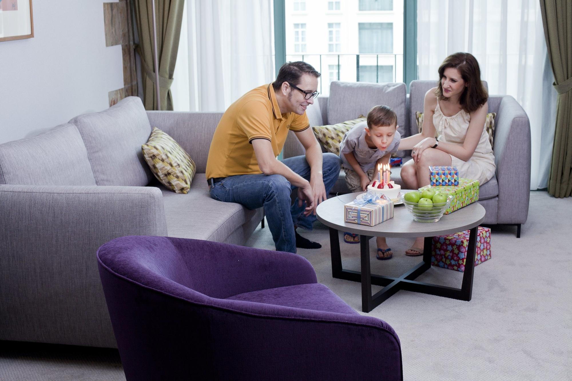 Fraser Place Robertson Walk Singapur Exterior foto Family in a living room