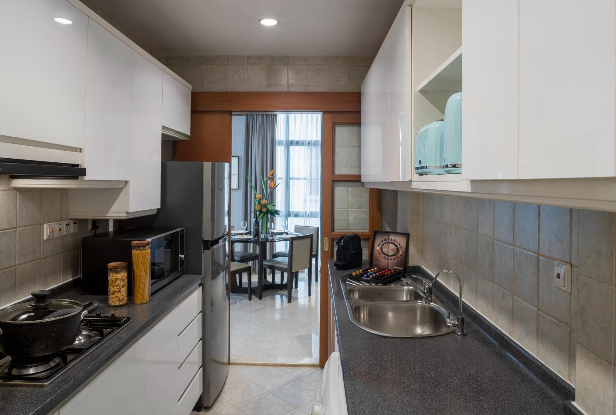 Fraser Place Robertson Walk Singapur Exterior foto A typical kitchen in a condominium