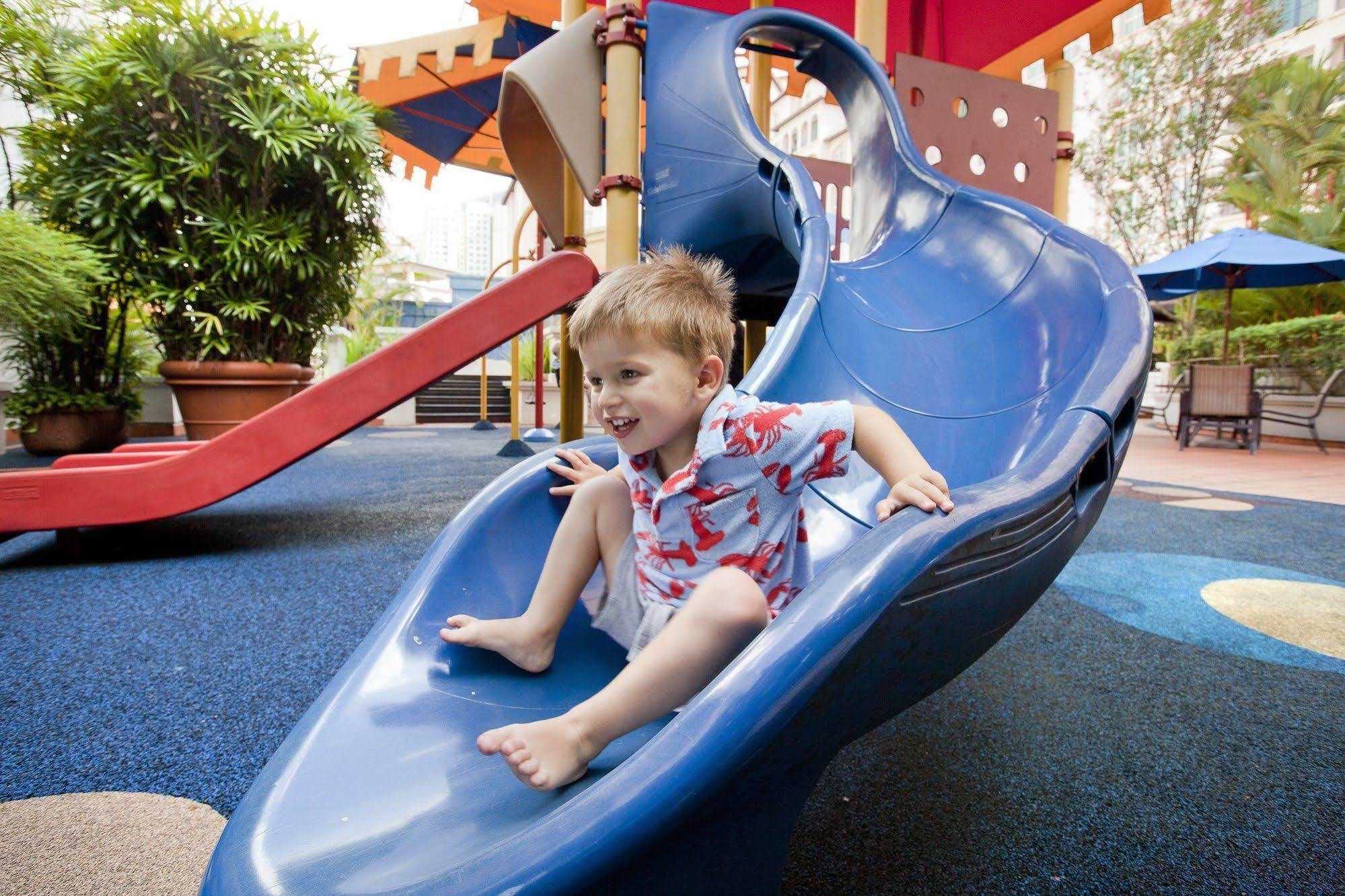 Fraser Place Robertson Walk Singapur Exterior foto A child on a slide